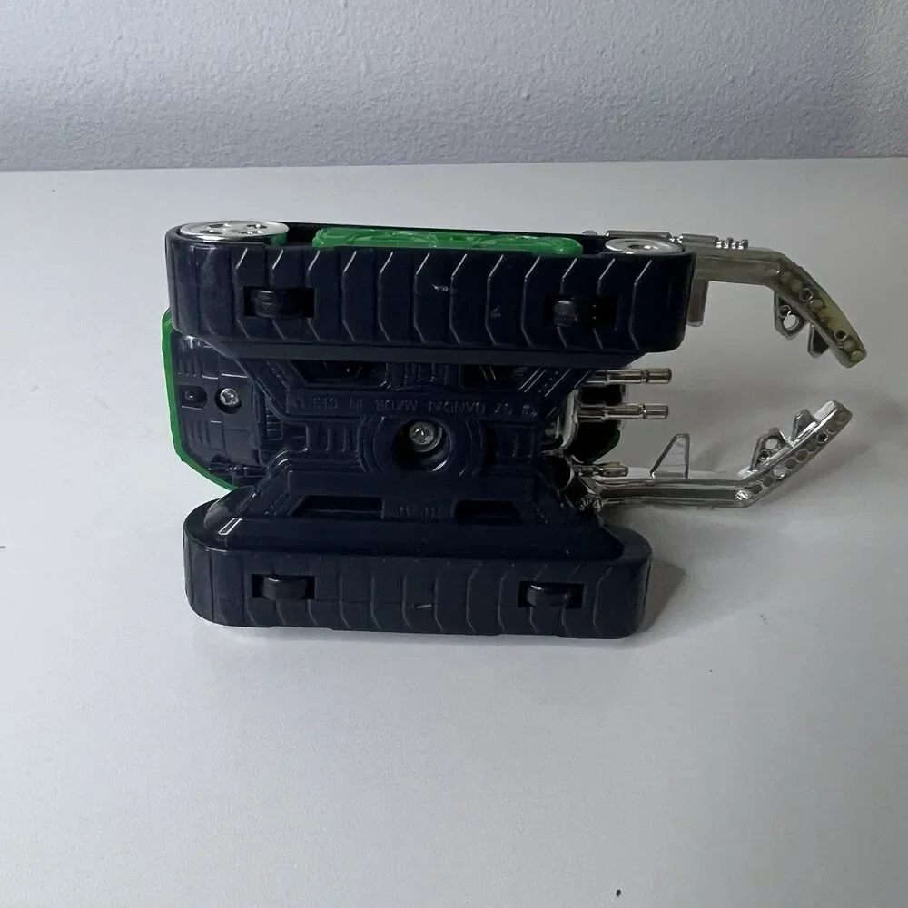 Vintage 1997 Bandai Green Hunter AV Mecha Tank Toy Vehicle